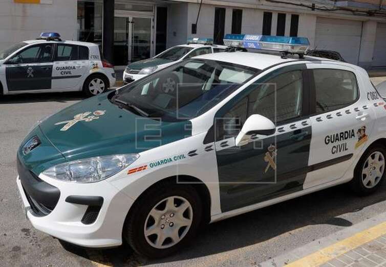 Imagen de archivo de varios vehículos de la Guardia Civil en unos hechos sin relación con las detenciones de Puerto Rico / EFE